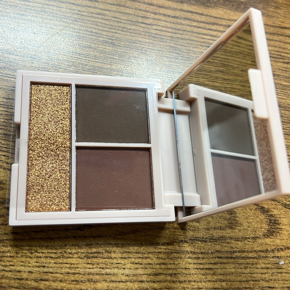 Revolution Contour Powder Compact 3 Color “Deep” - Picture 3 of 11